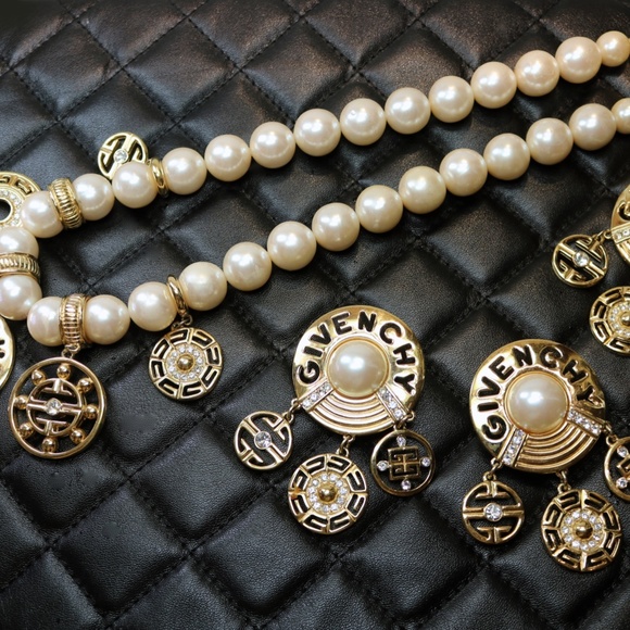 🎉 Host Pick ✨Vintage GIVENCHY LOGO Pearl Necklace - Picture 9 of 14